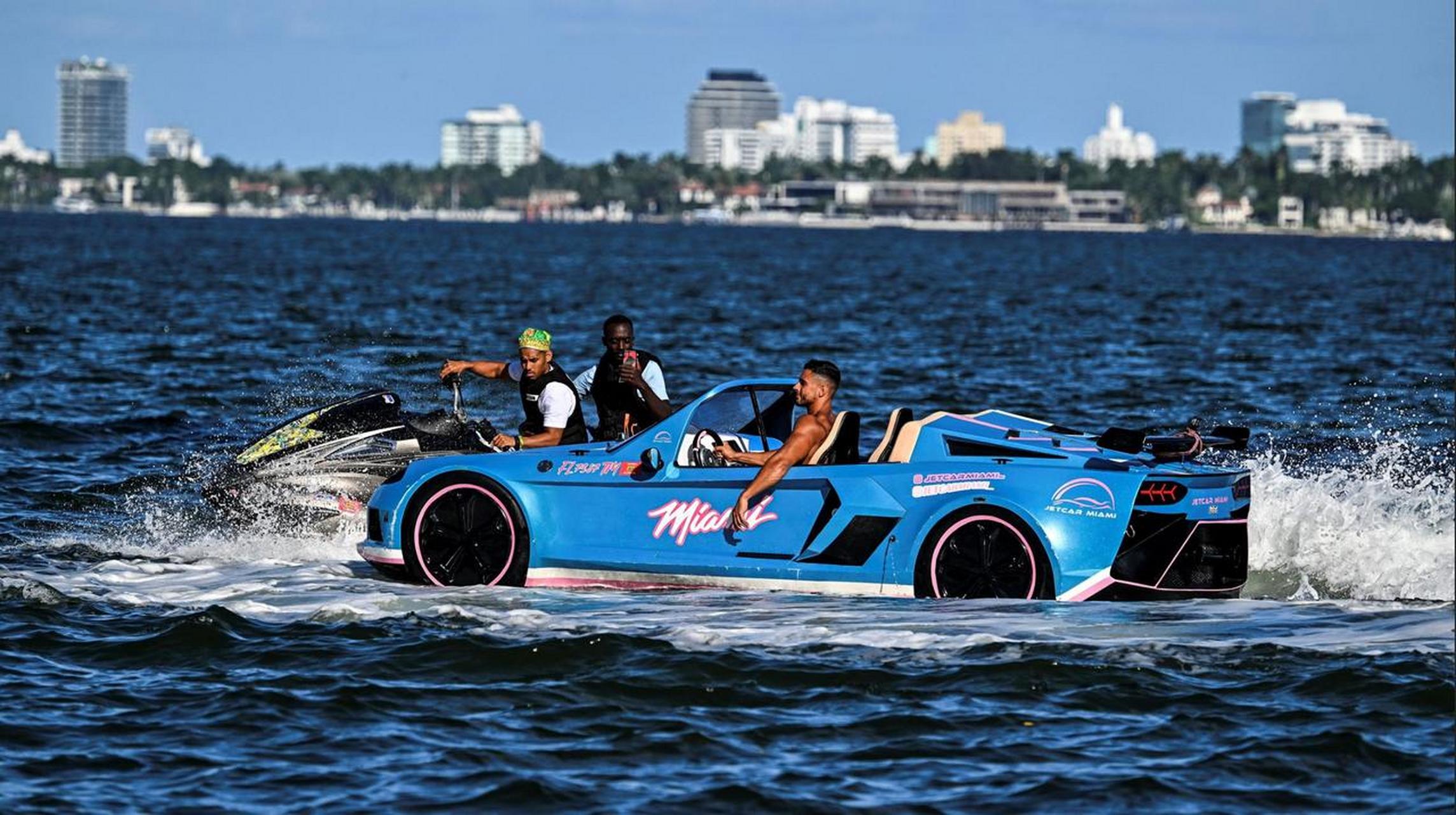 时事热点头条说 在迈阿密海上行驶的跑车是什么?