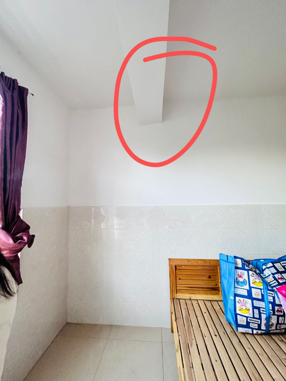 有横梁怎么放床   太难了,上有横梁,窗子对面都是门,我床要怎么放