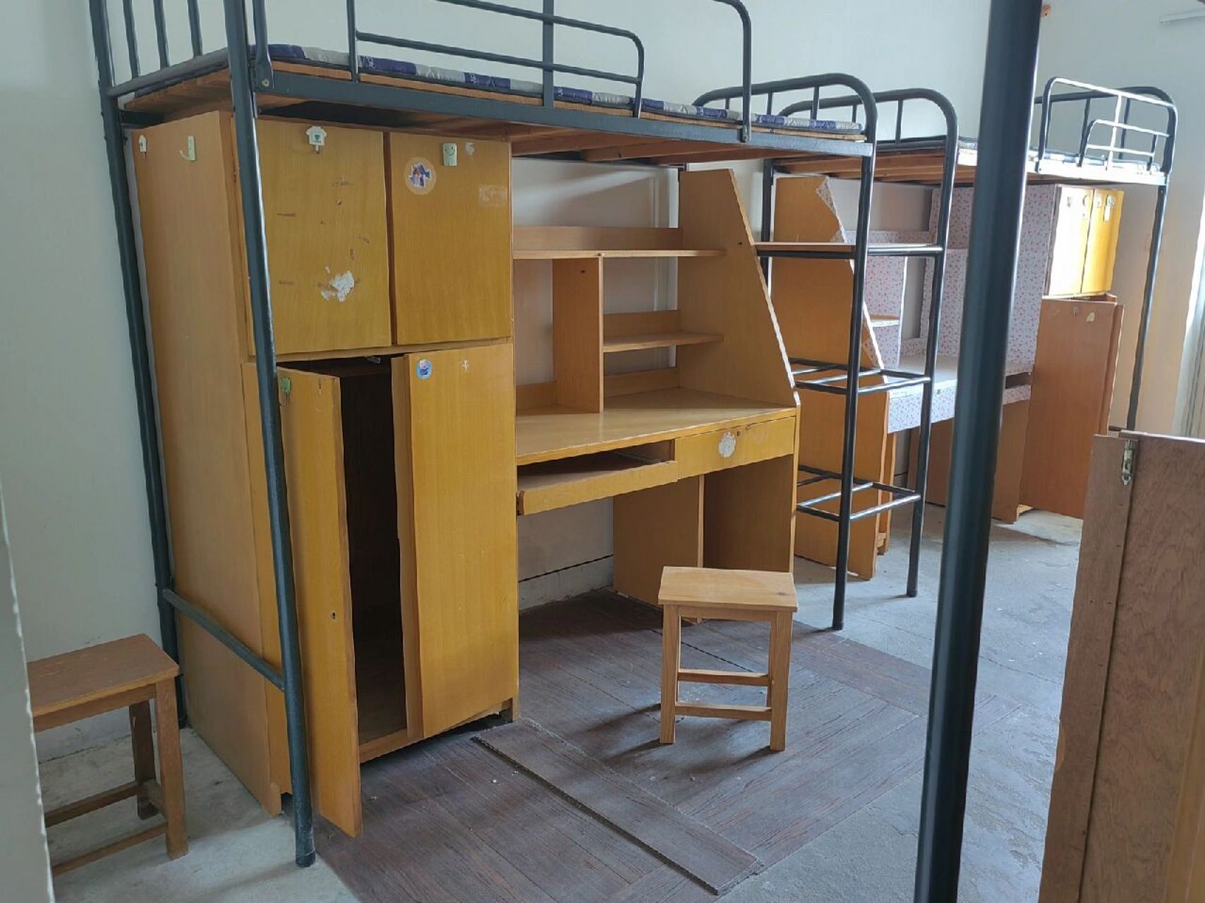 浙江师范大学宿舍   分别是杏园四人寝,杏园六人女寝,和旧桃源女寝