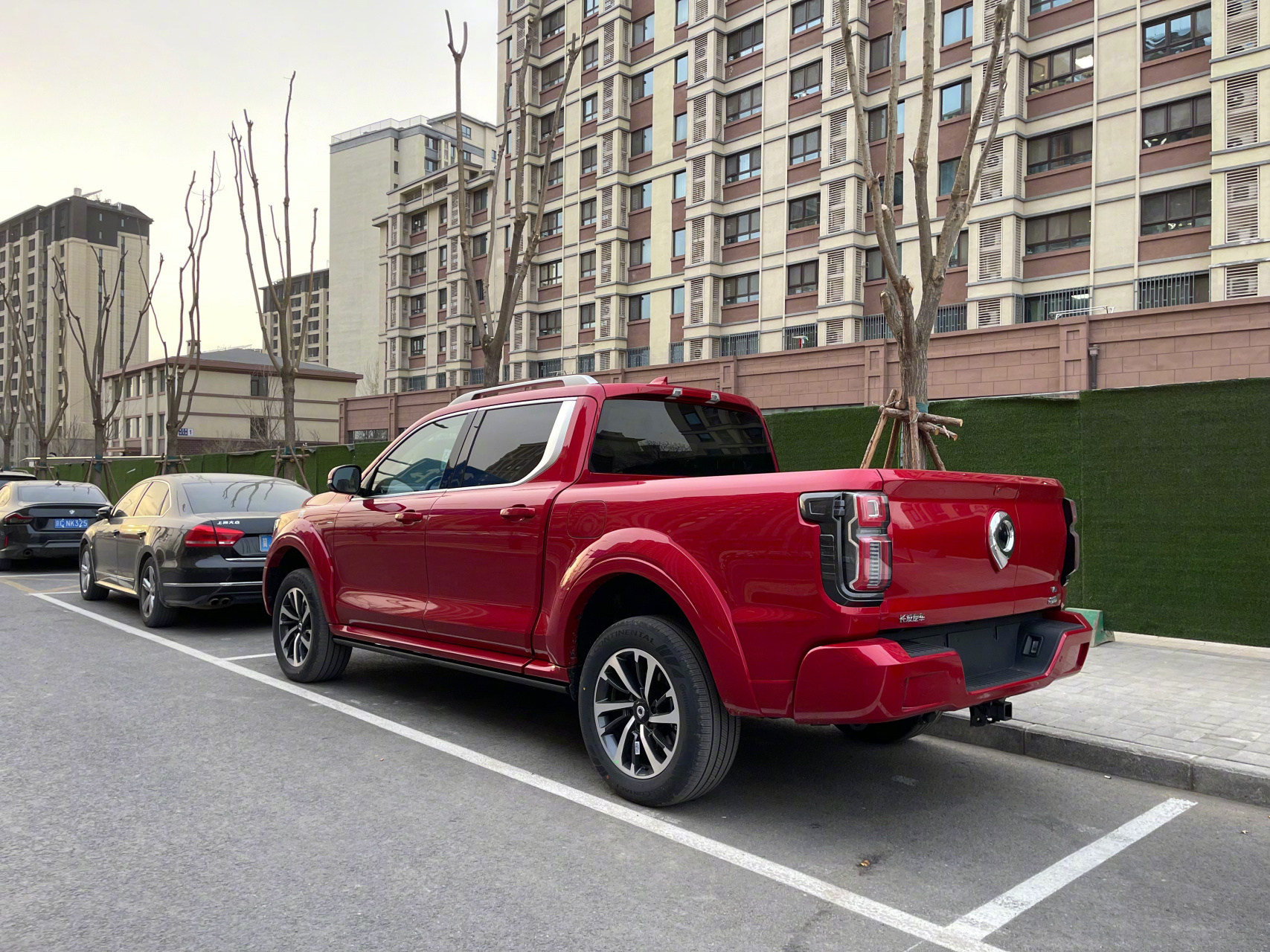 明天提我山海炮皮卡,今儿朋友先提了一个红色,发来图我一看,我靠!