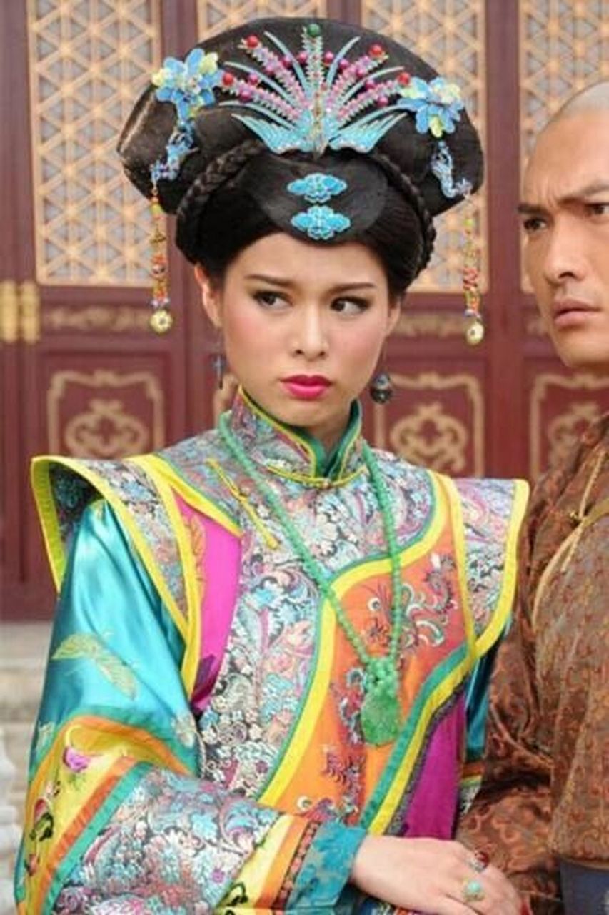 一边吐槽一边咬牙坚持看下去的宫斗剧~ tvb《万凰之王》,妆造的五颜