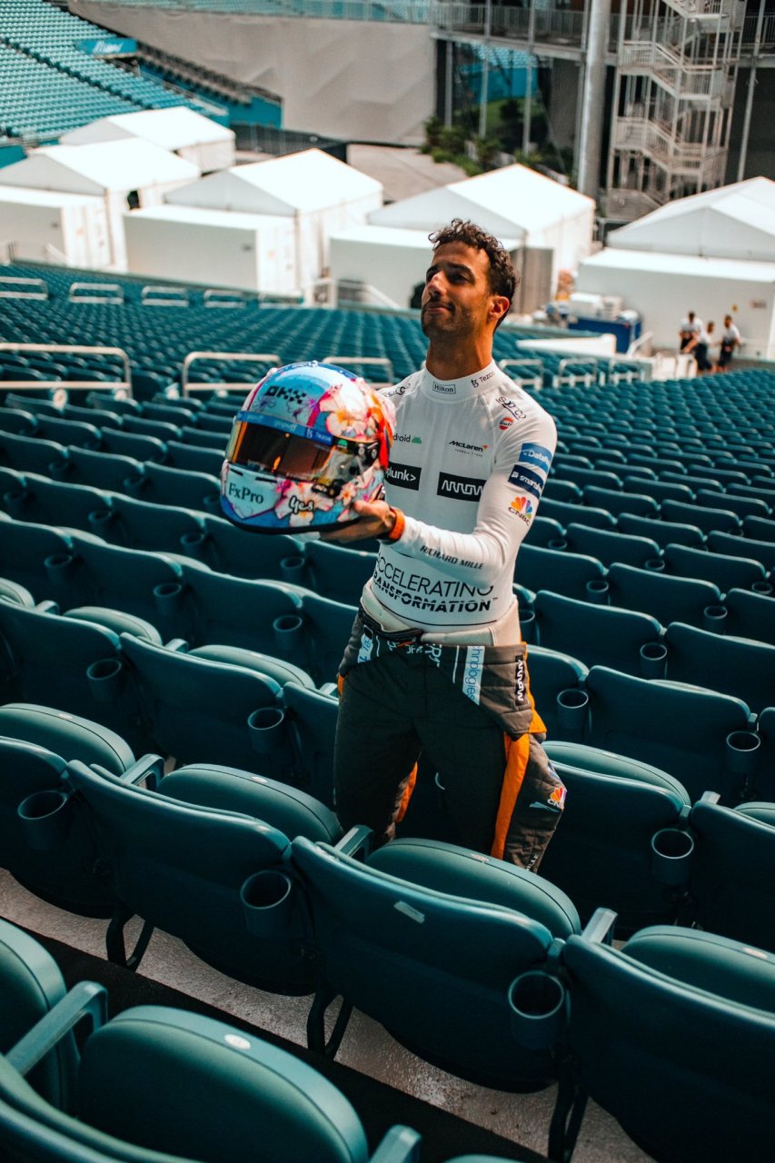 【f1】丹尼尔·里卡多带来了他的迈阿密大奖赛特别版头盔!