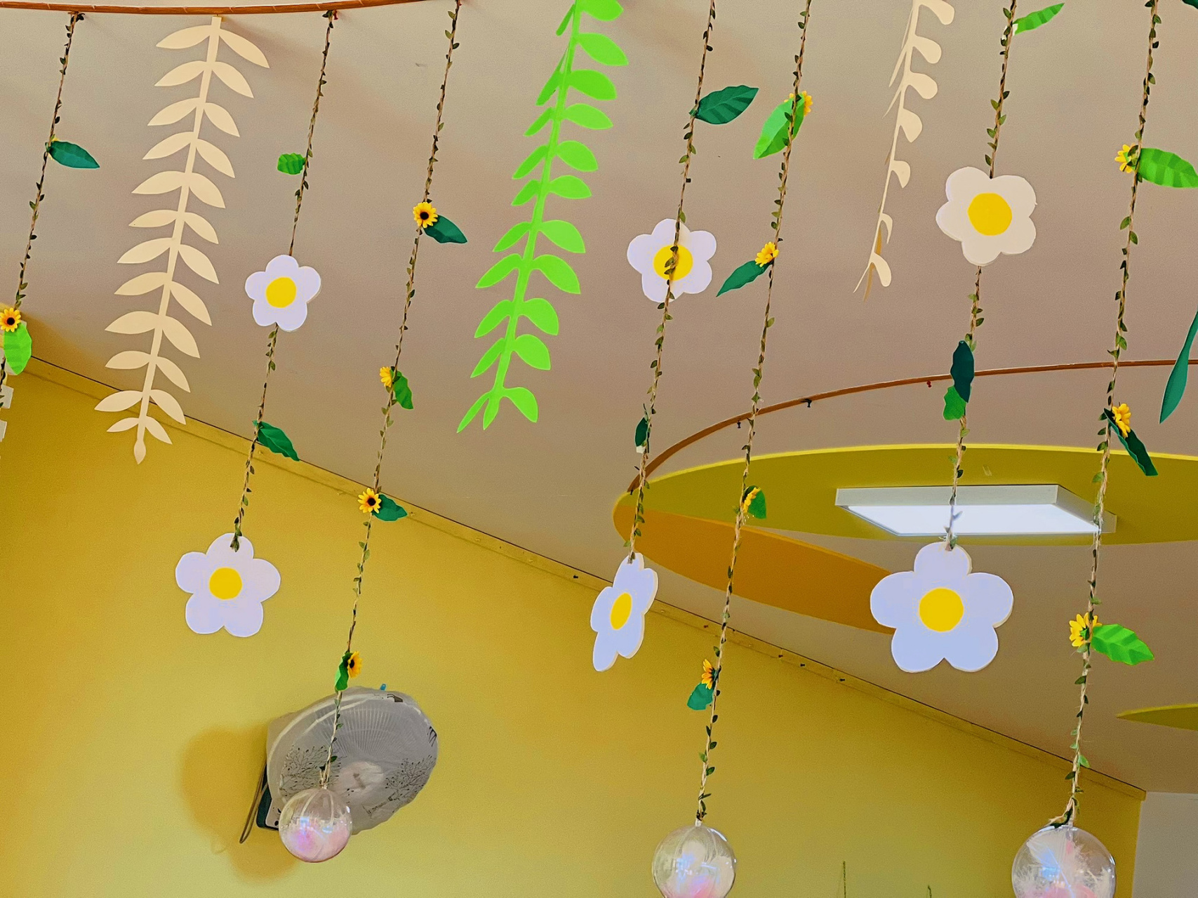 幼儿园春天教室吊饰环创