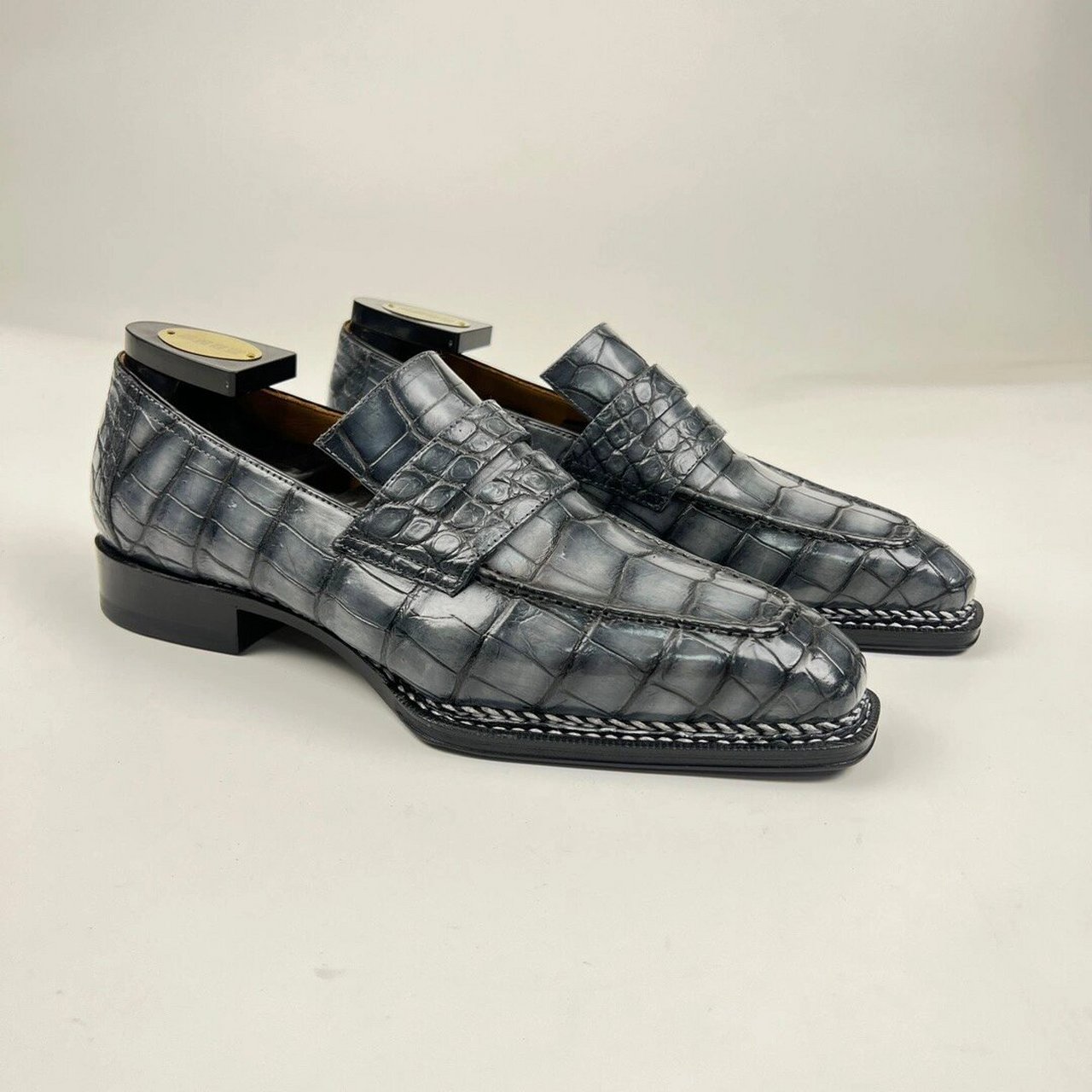 选择琴底手工皮鞋的几个你不知道的好处 穿琴底手工皮鞋有以下几点