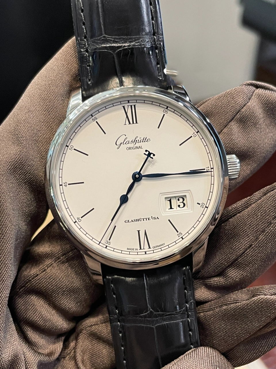 至简至美|格拉苏蒂原创议员大日历腕表~ 16615极简主义风格的设计