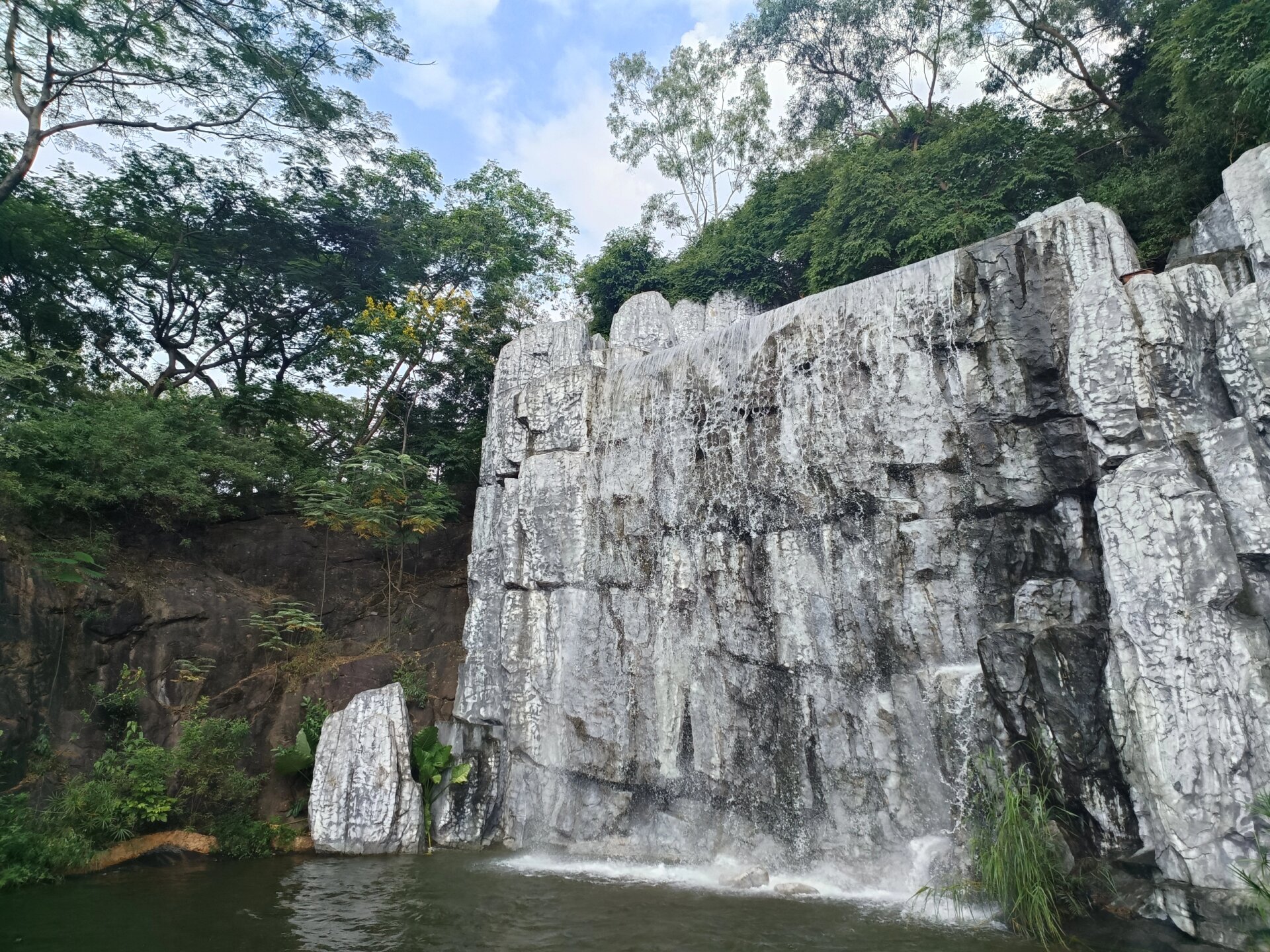 闹市中的宁静之地——厚街海月岩 海月岩位于厚街镇涌口村金牛山,该山