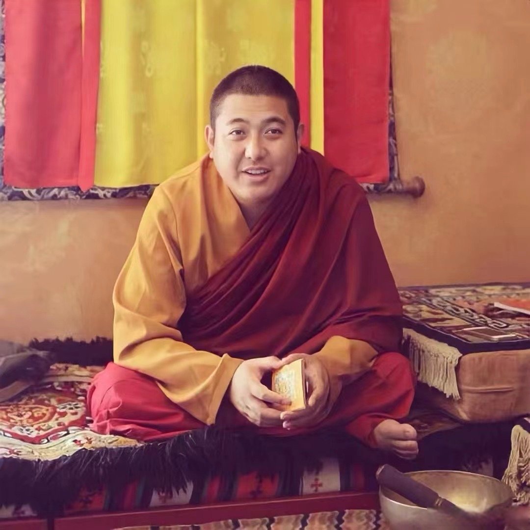 笑容和慈悲感染着无数信徒 在我的心中您是伟大的上师 祈祷扎西仁波切