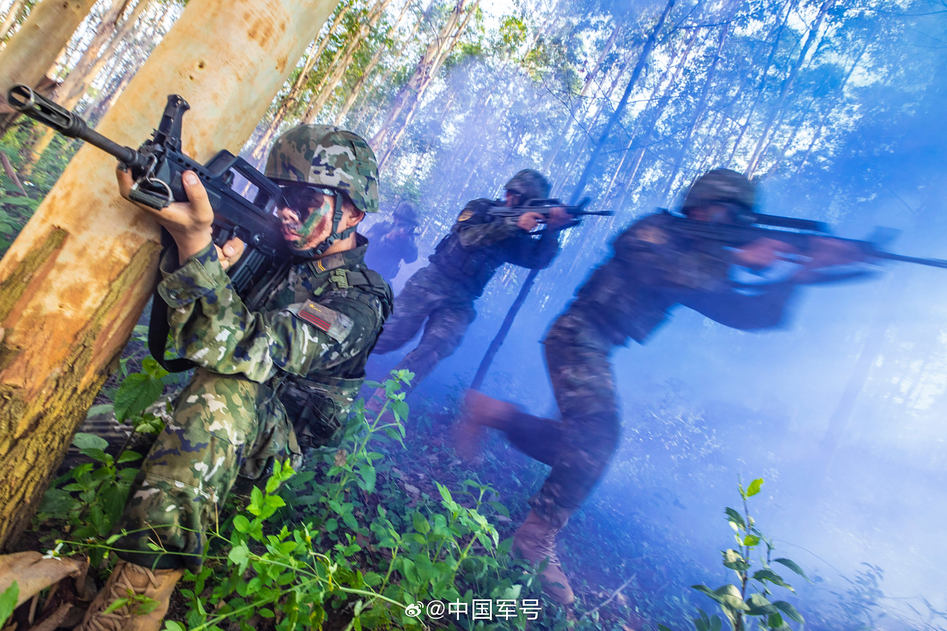 武警密林训练每一张都是壁纸#】近日,武警广西总队桂林支队紧贴实战