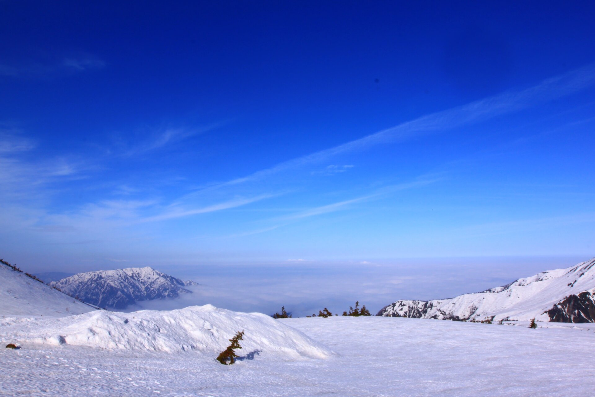 日本立山黑部大雪墙       	 立山位于日本富山县,每年4月15日到6月25