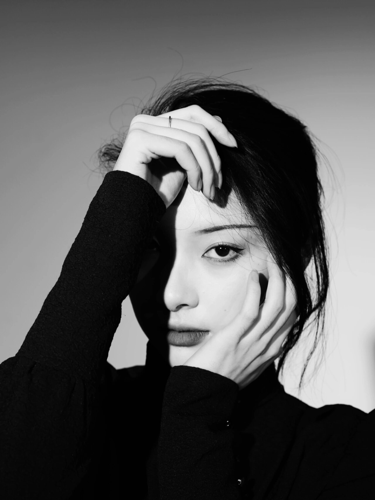 这是第一次尝试棚拍,也是第一次拍黑白的个人写真,模特本身自带的气质