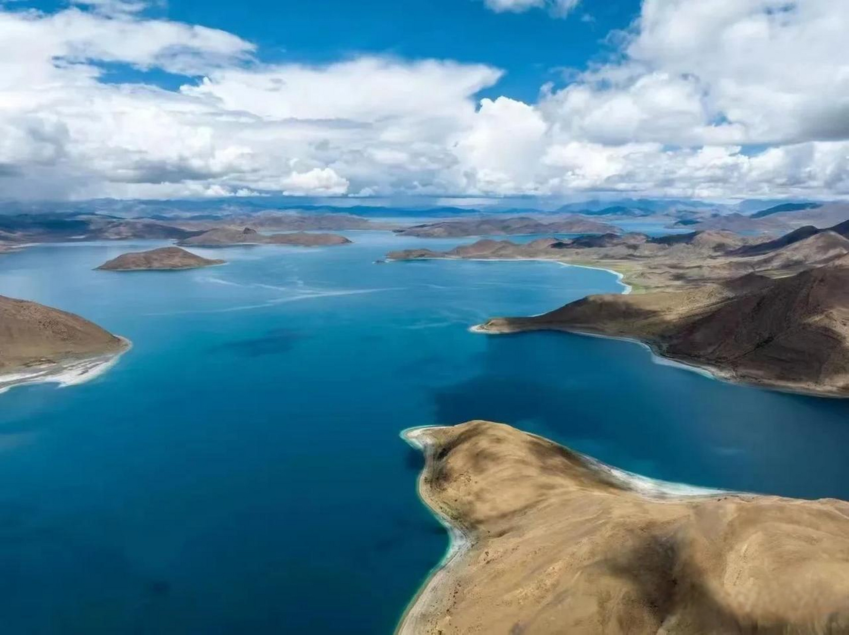 羊卓雍措上帝航拍视角,西安出发每月自驾西藏大环线.