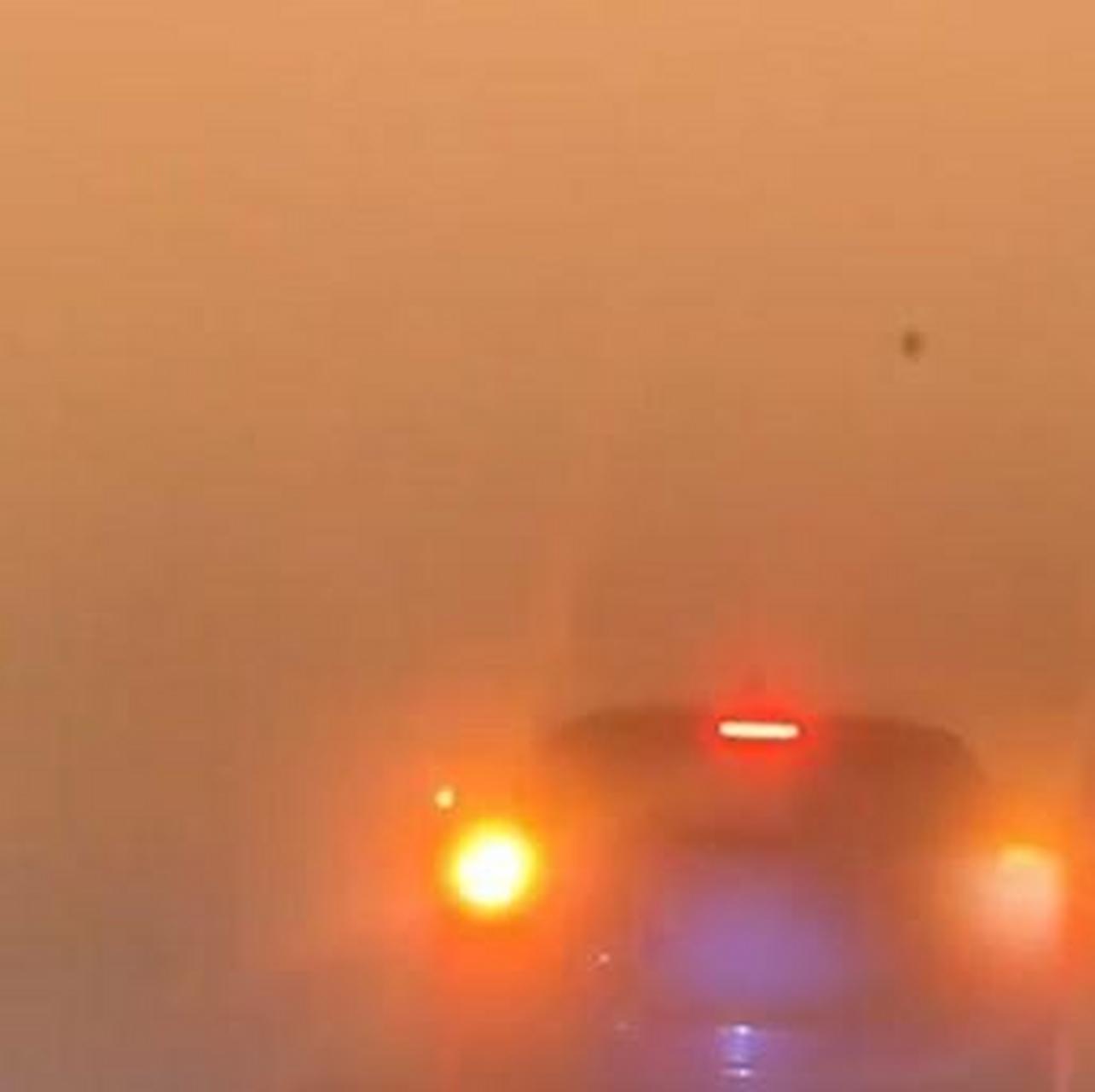 【内蒙古包头沙尘暴来袭白昼如夜,市民:只能看清前方10来米】4月10日