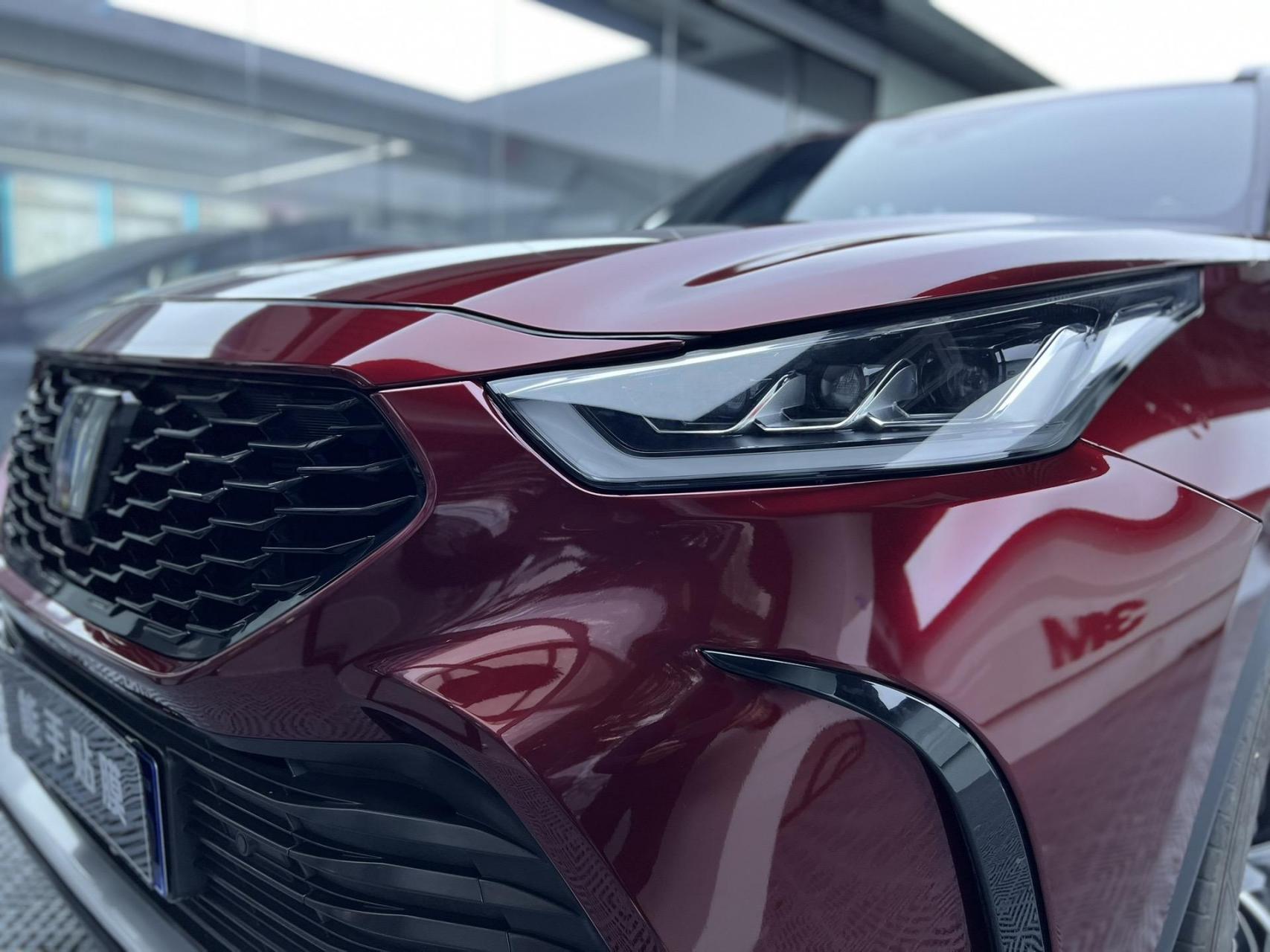 每天一台车衣/改色实拍案例,今日分享:丰田皇冠陆放改色pet液态金属