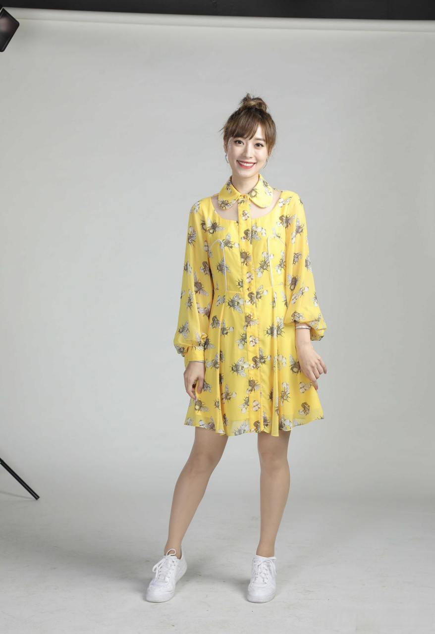 在娱乐圈中,司雯嘉以其出色的主持才华和令人惊叹的身高——高达171