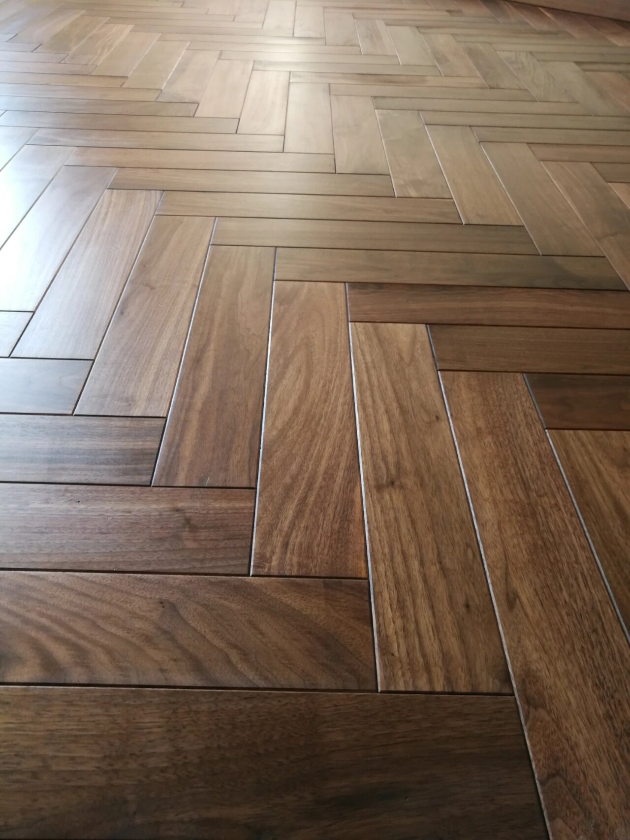 第二次购买了,黑胡桃实木地热地板,太香了 品名:顾匠手工实木地板