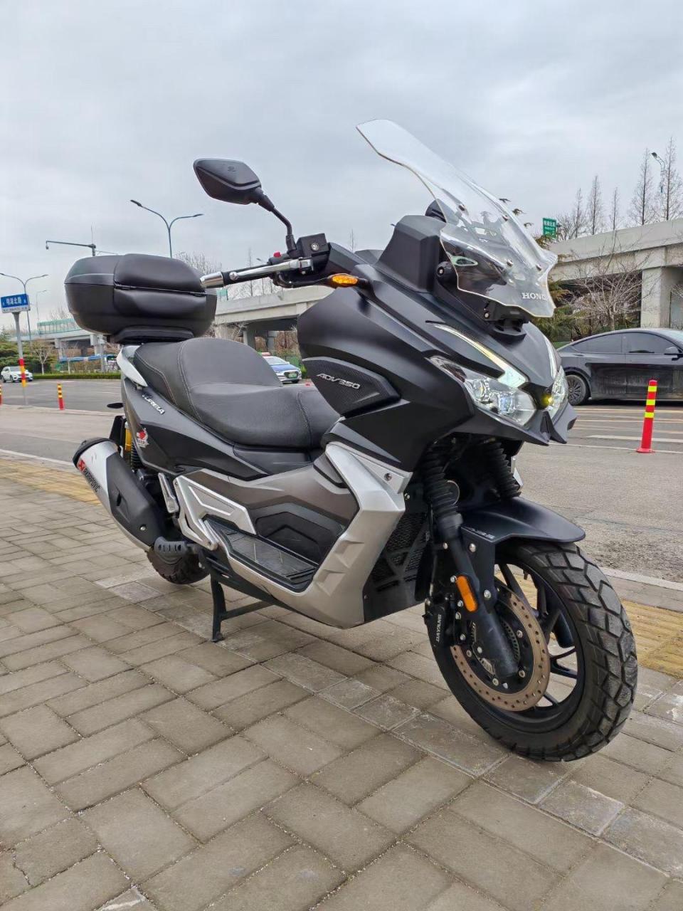最新拿下21 年挂牌的大阳 adv350,个人两手车,实表 10000 公里,加装尾