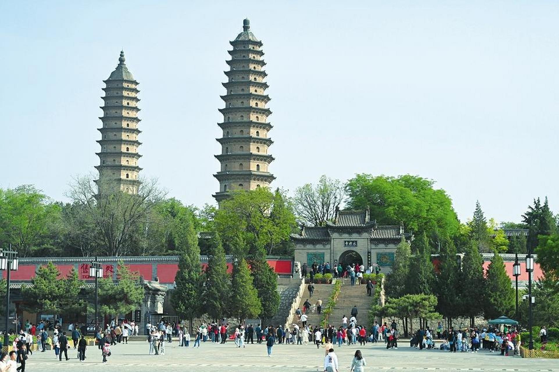 太原【双塔美 游人醉】  5月14日,太原市双塔公园内,市民正在双塔的