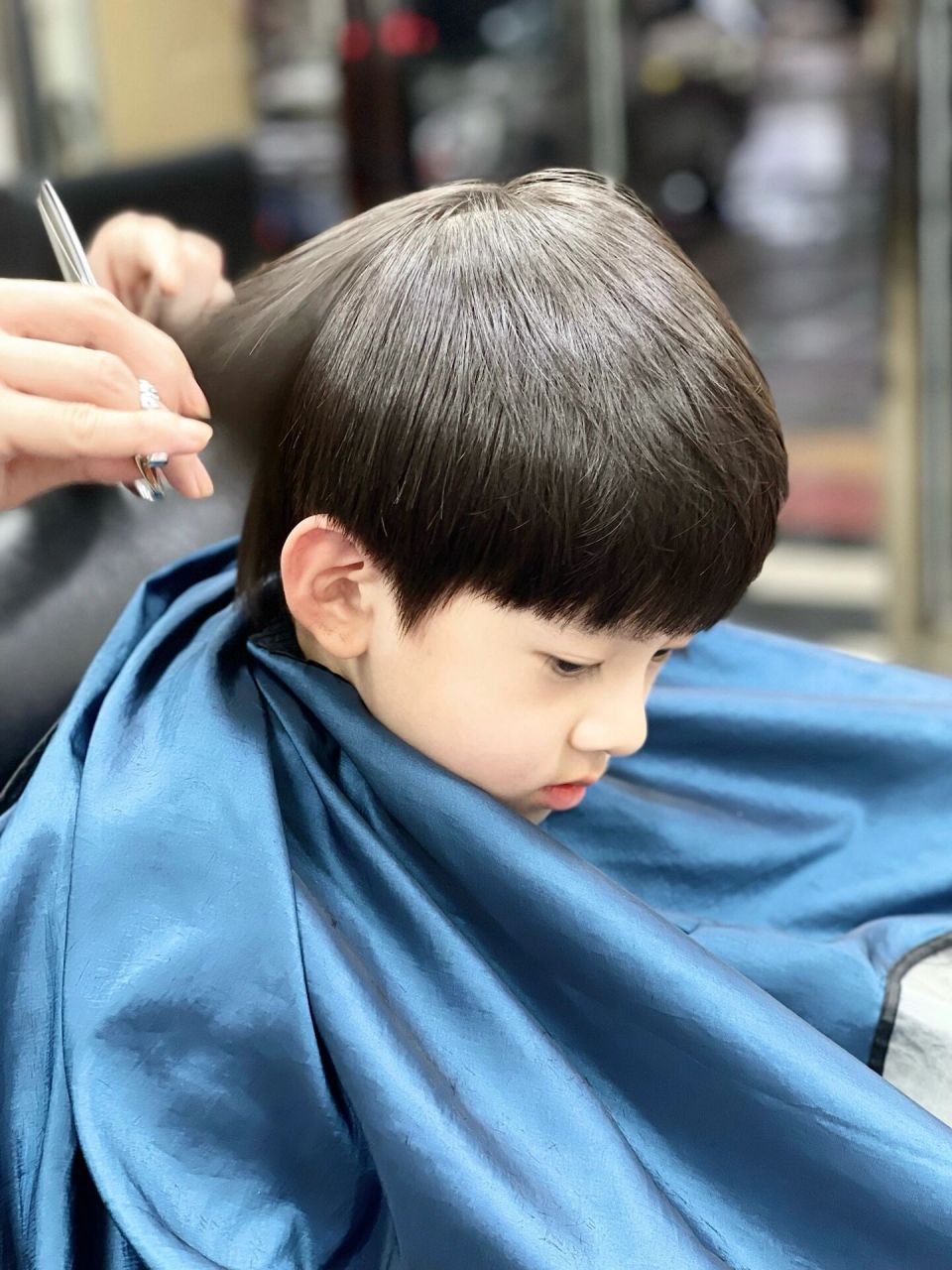 的发型师遇上配合度高的小朋友剪完头发又是妈妈的心尖小疙瘩啦哈哈哈