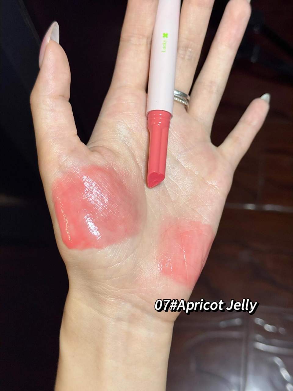 唇膏什么味道(唇膏有异味还能用吗)