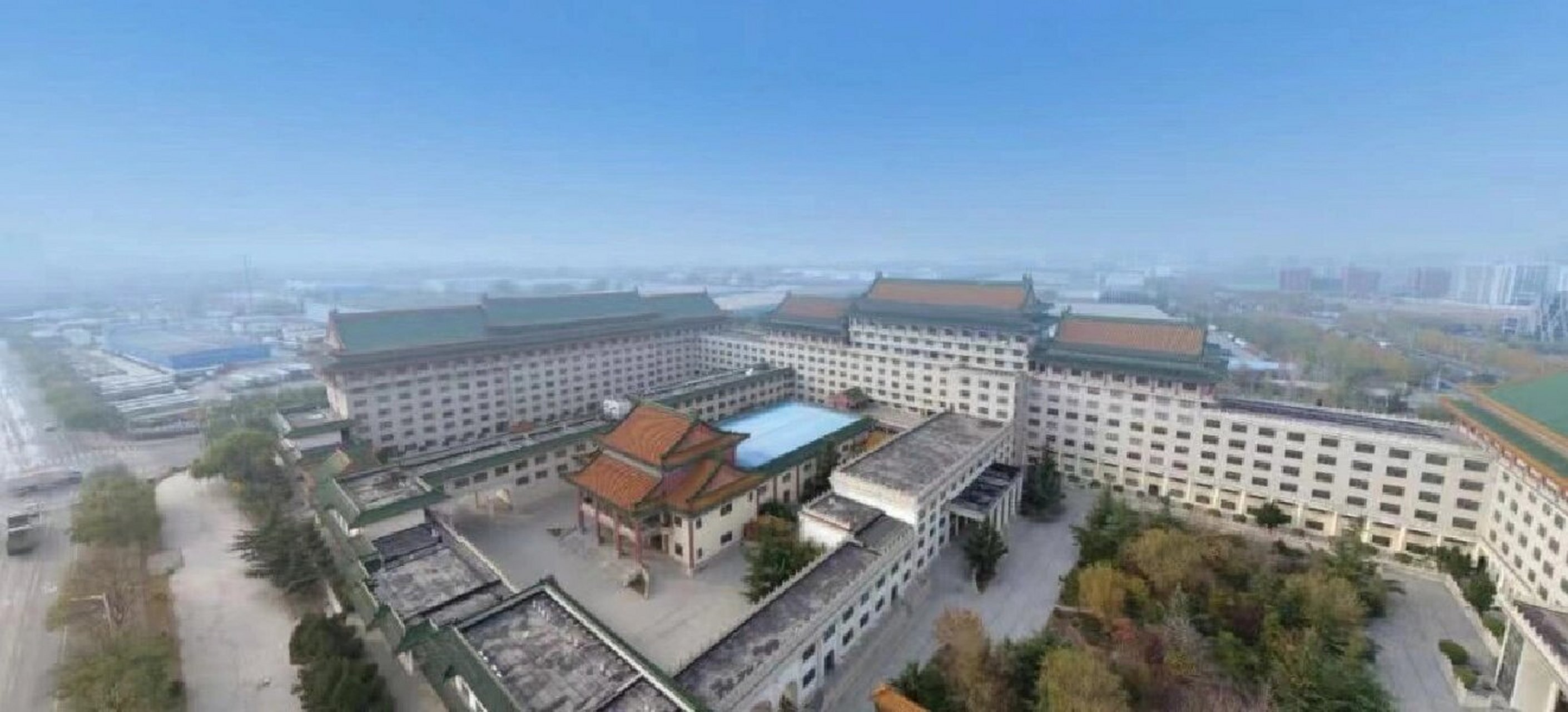 北京最神秘建筑之一 【雏菊城】 之前开车走六环路过马驹桥,看到这个