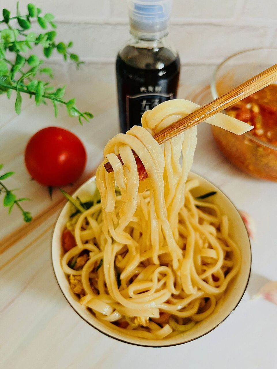 西红柿鸡蛋凉面 一年四季,夏天是最难熬的,尤其进入夏至以后,气温逐渐