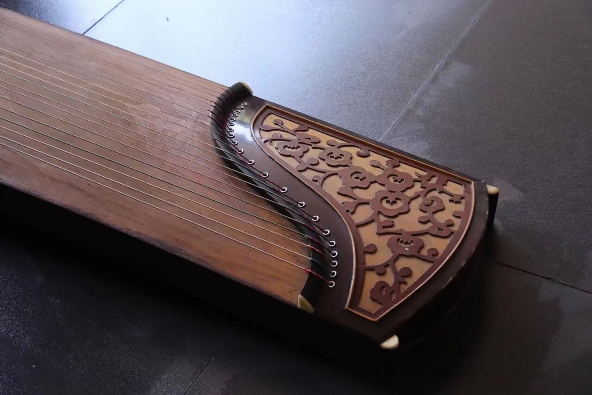 最古老的传统乐器——古筝 古筝又名汉筝,秦筝,是一种弹拨弦鸣乐器,为