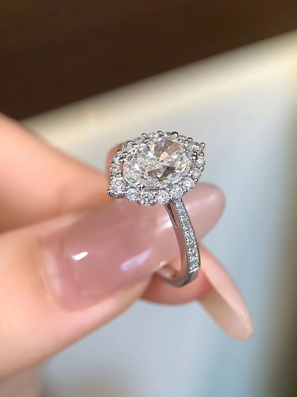 主石2克拉,椭圆钻石戒指,围镶款式,半臂配石,配石均为de色,vs-vvs,18k