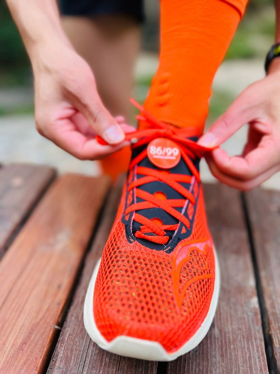 是掩藏在笑脸背后 依然严肃对待跑步的态度 是将生活中的戾气 用脚下