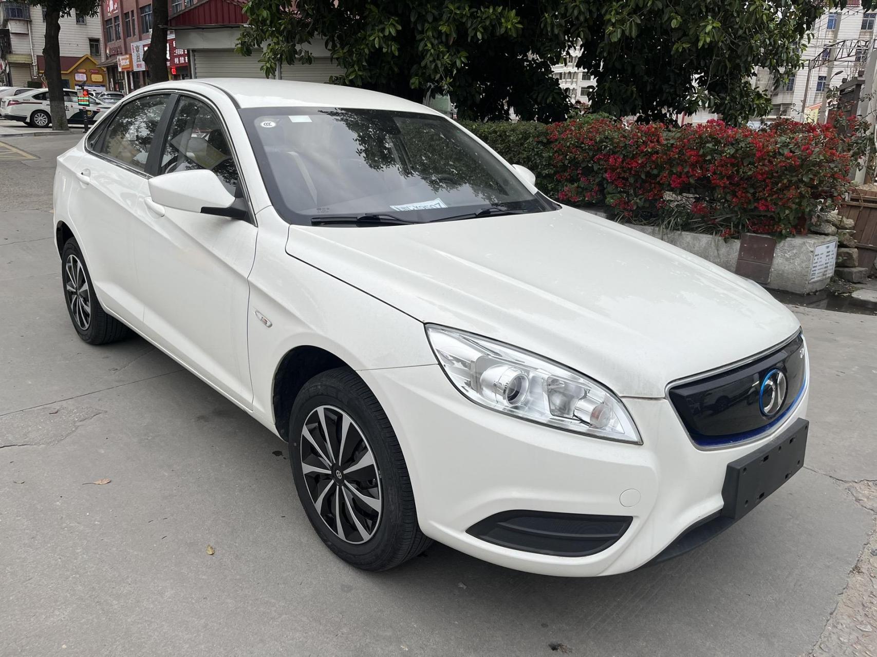 滴滴首选:2024年3月北汽eu300,实打实续航305,大频导航,倒车影像,厂家