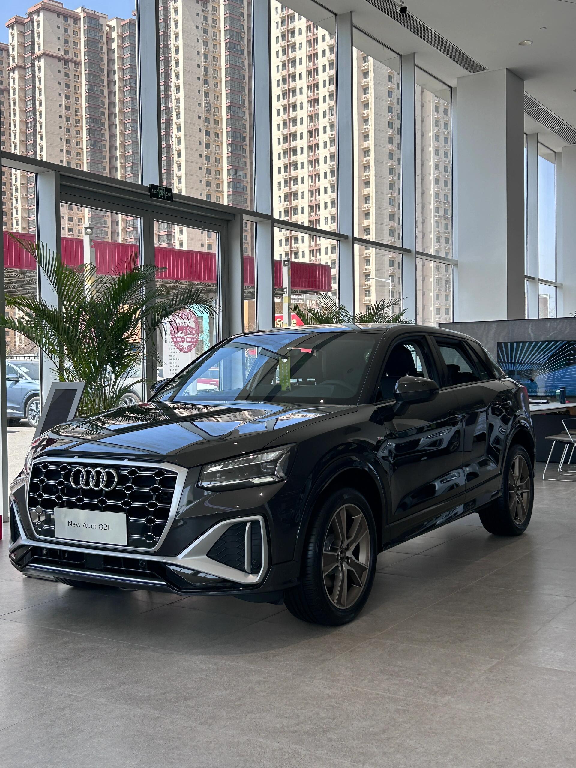 奥迪q2l 属于你的小钢炮 天云灰