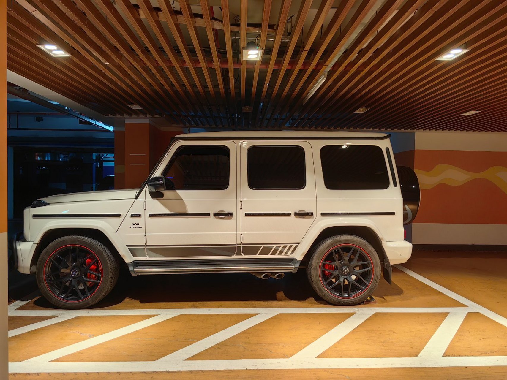 地库新添了一台白色g63,看尾部的粉色新手标,多半还是个姑娘的