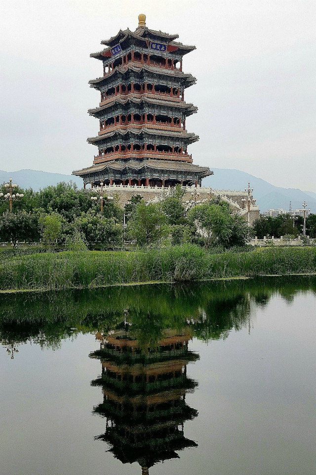 "永定楼"位于北京门头沟区永定河门城湖公园