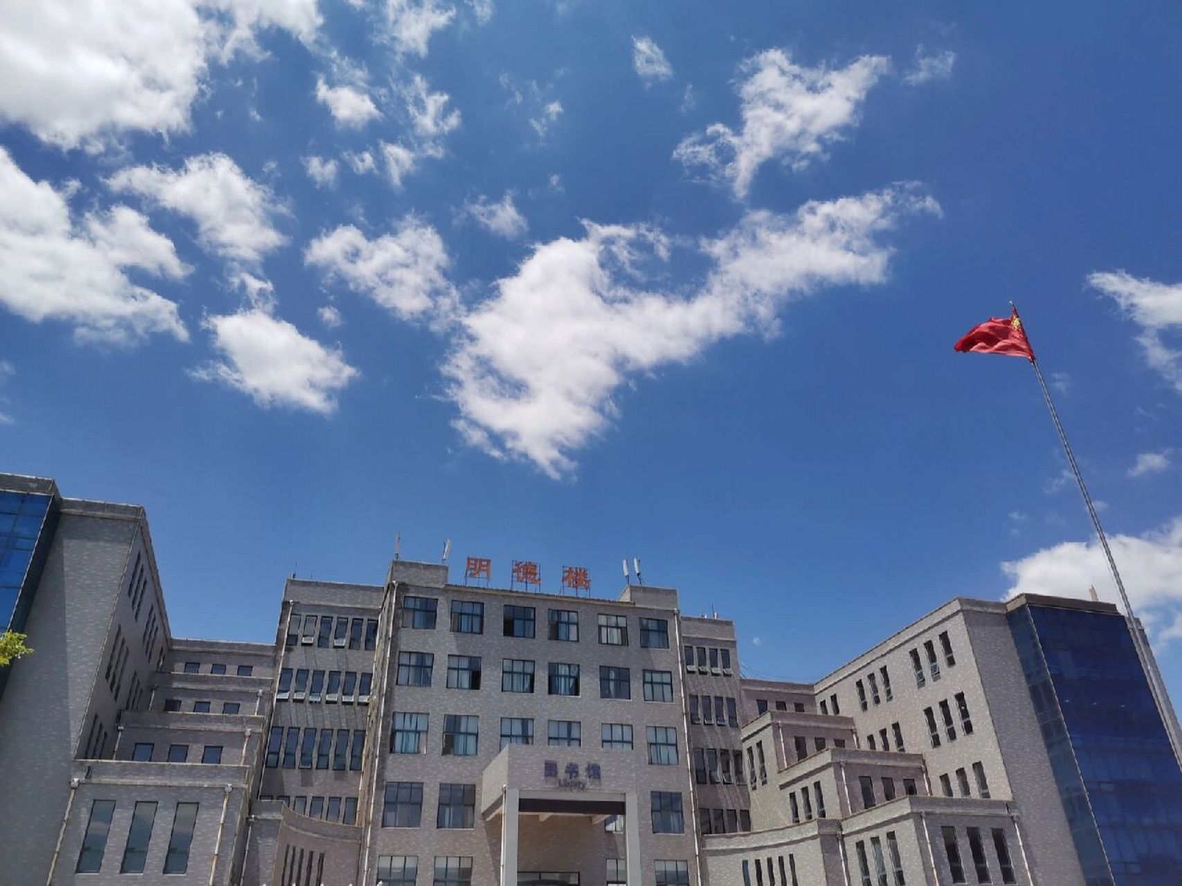 潍坊理工学院主校区(青州)地图 校区面积较大,有山,坡多.有五个食堂.