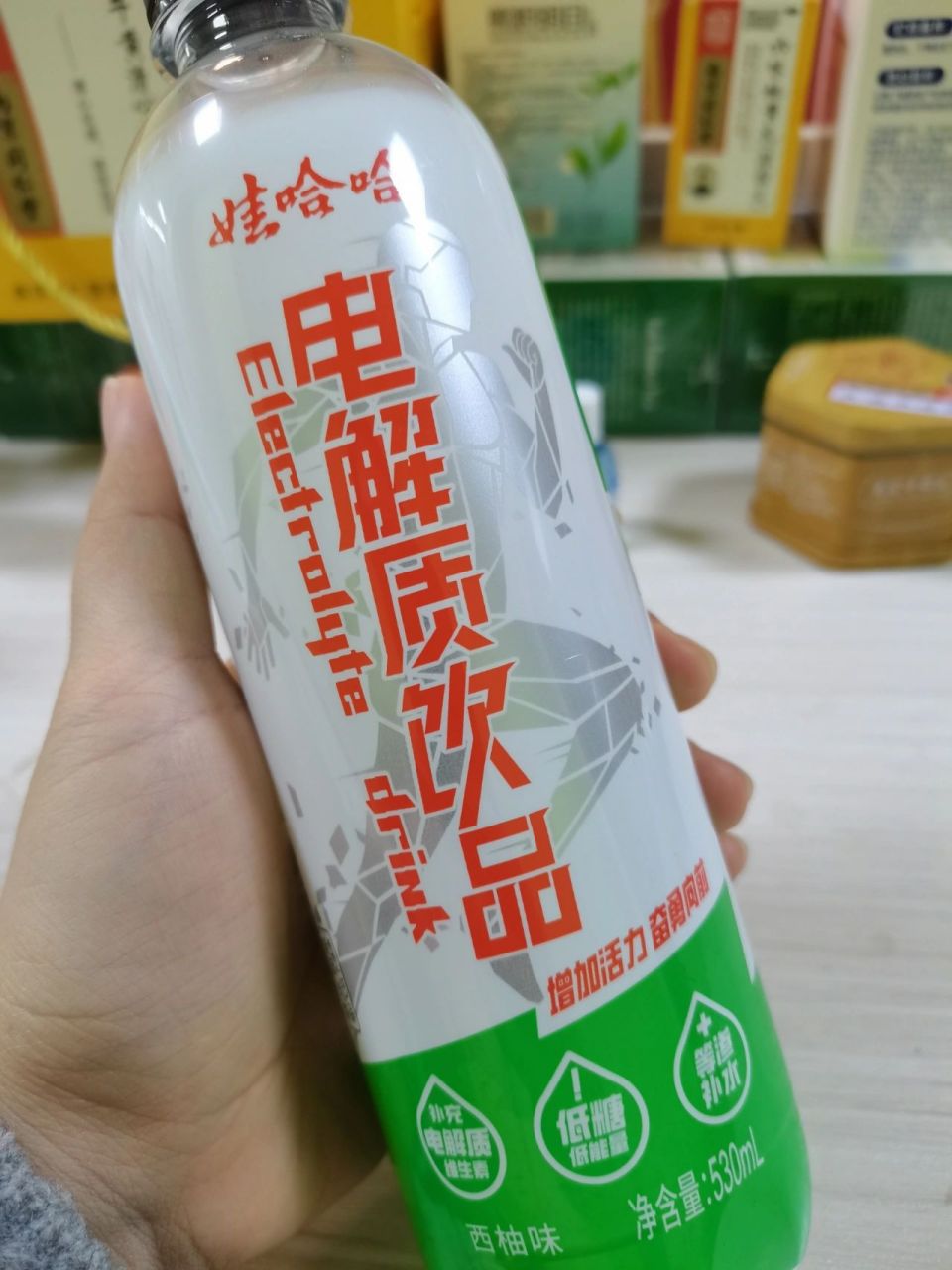 娃哈哈电解质水 配料很齐全 有糖 钠 b6 烟酰胺 钾 锌 重点是便宜 21.
