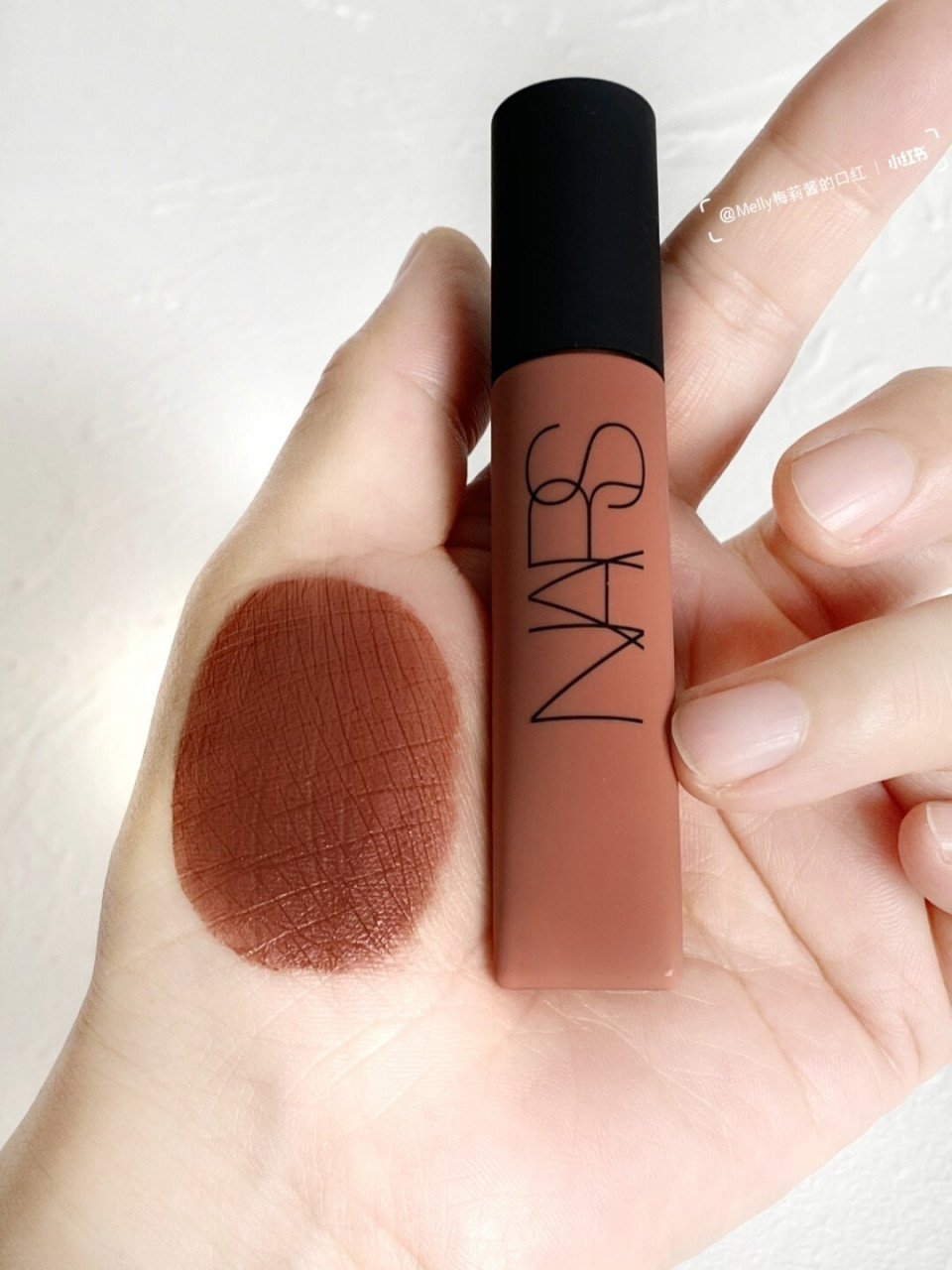 绝美的焦糖红棕78nars新品空气雾面唇釉 6015新品首发 上嘴试色