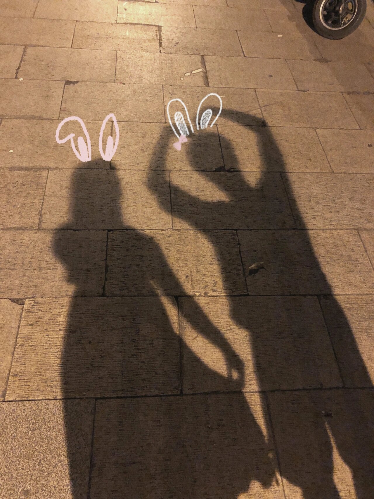 情侣影子拍照姿势|路灯下影子拍照