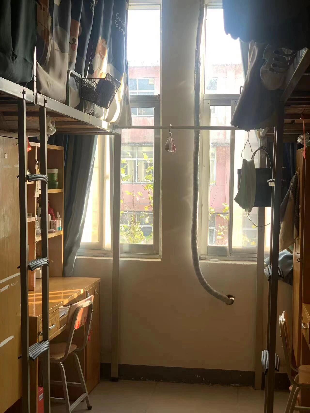 欢迎大家报考许昌学院 不多说了 五人间上床下桌宿舍 (其实东校区有四