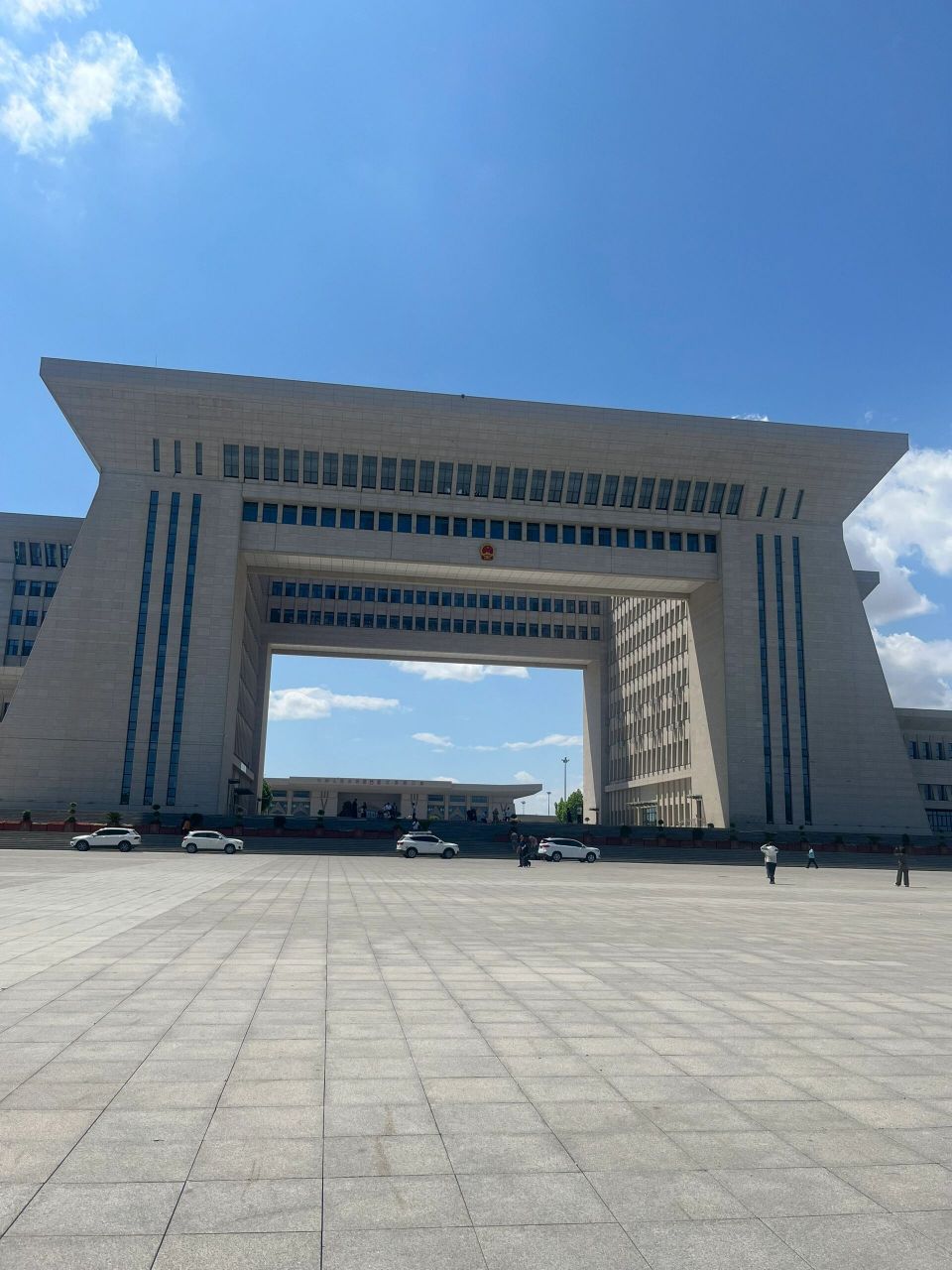霍尔果斯新国门 霍尔果斯景点第二站: 第六代新国门. 威武庄严壮观.