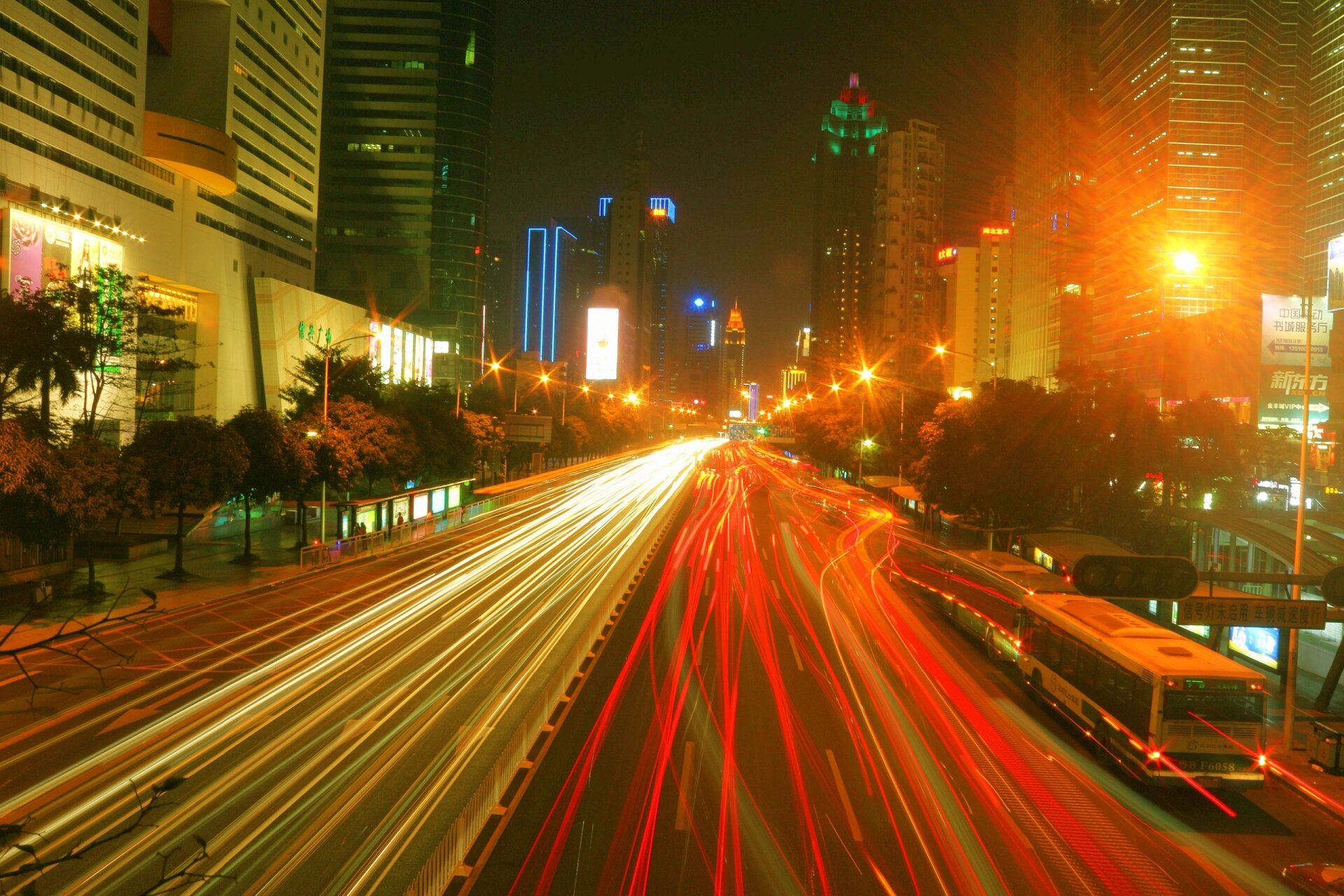 夜晚的深南大道 车流不息 夜晚的深南大道 车流不息