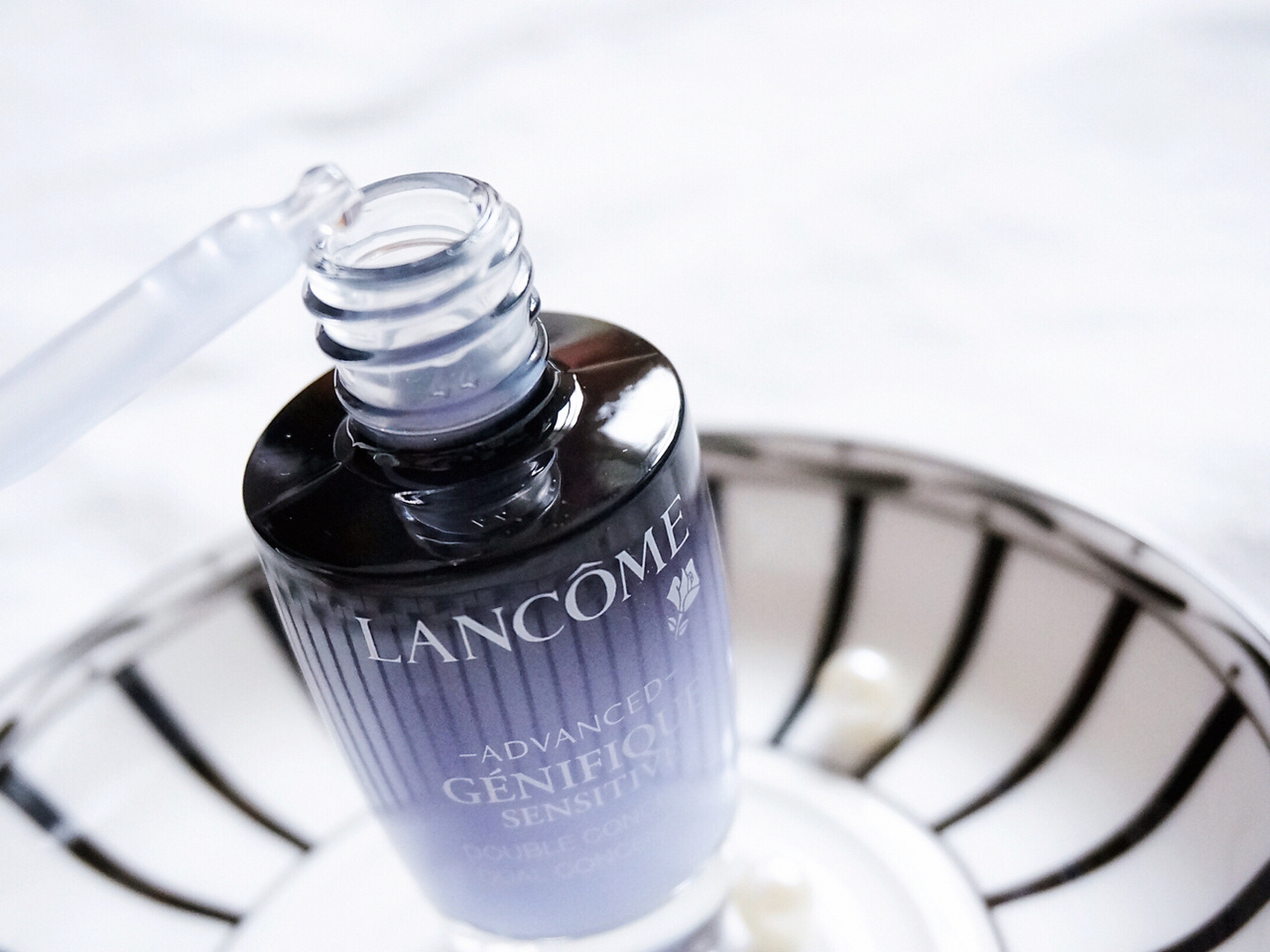 肌肤敏感期离不开兰蔻安瓶精华液 一直都很爱用兰蔻的小黑瓶精华液,是