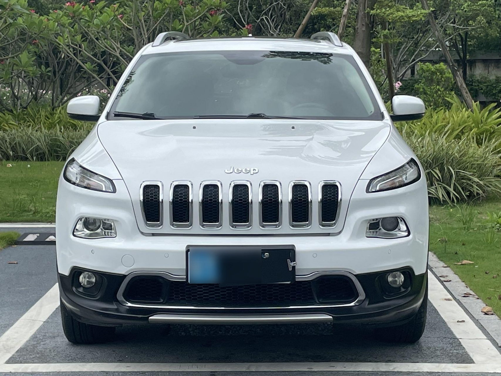 jeep自由光.2.4排量全景天窗自动波双电动座椅