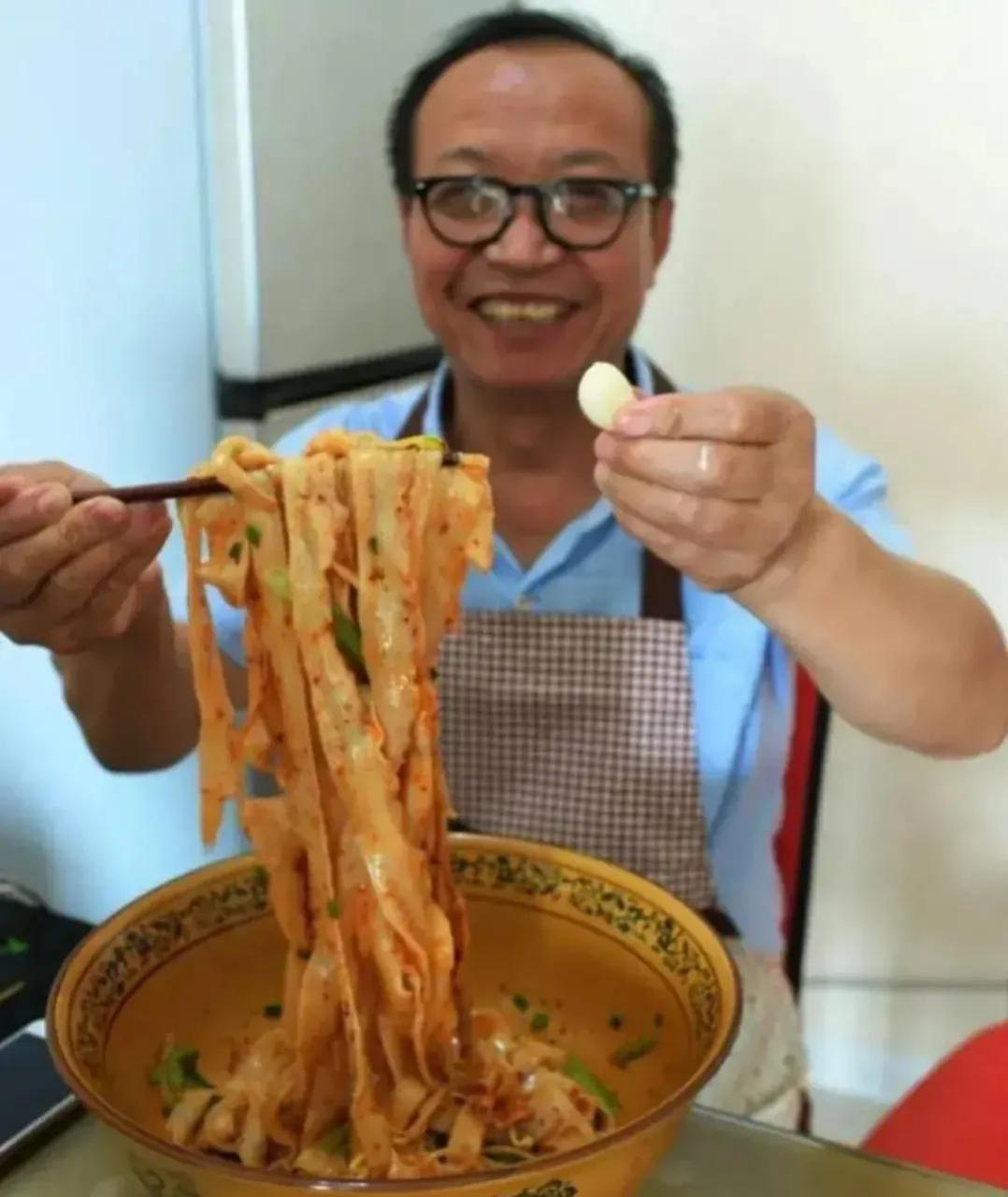 网红"陕西老乔"被曝销售不合格食品,在直播间骂人,还和儿子鞠躬道歉!