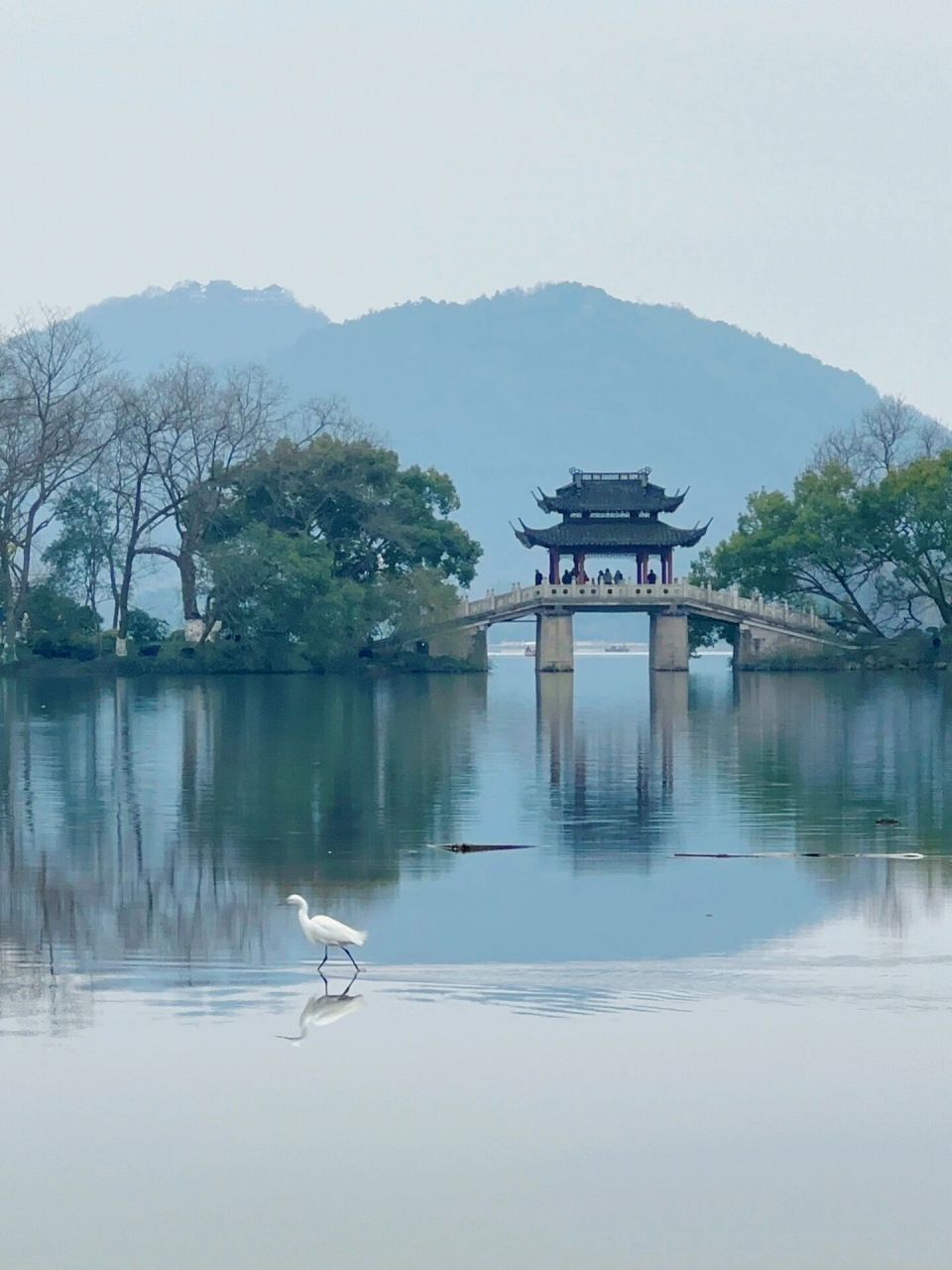 西湖意境 天青色等烟雨～ 冬天阴天的西湖也非常美 潋滟波光 远山蒙蒙