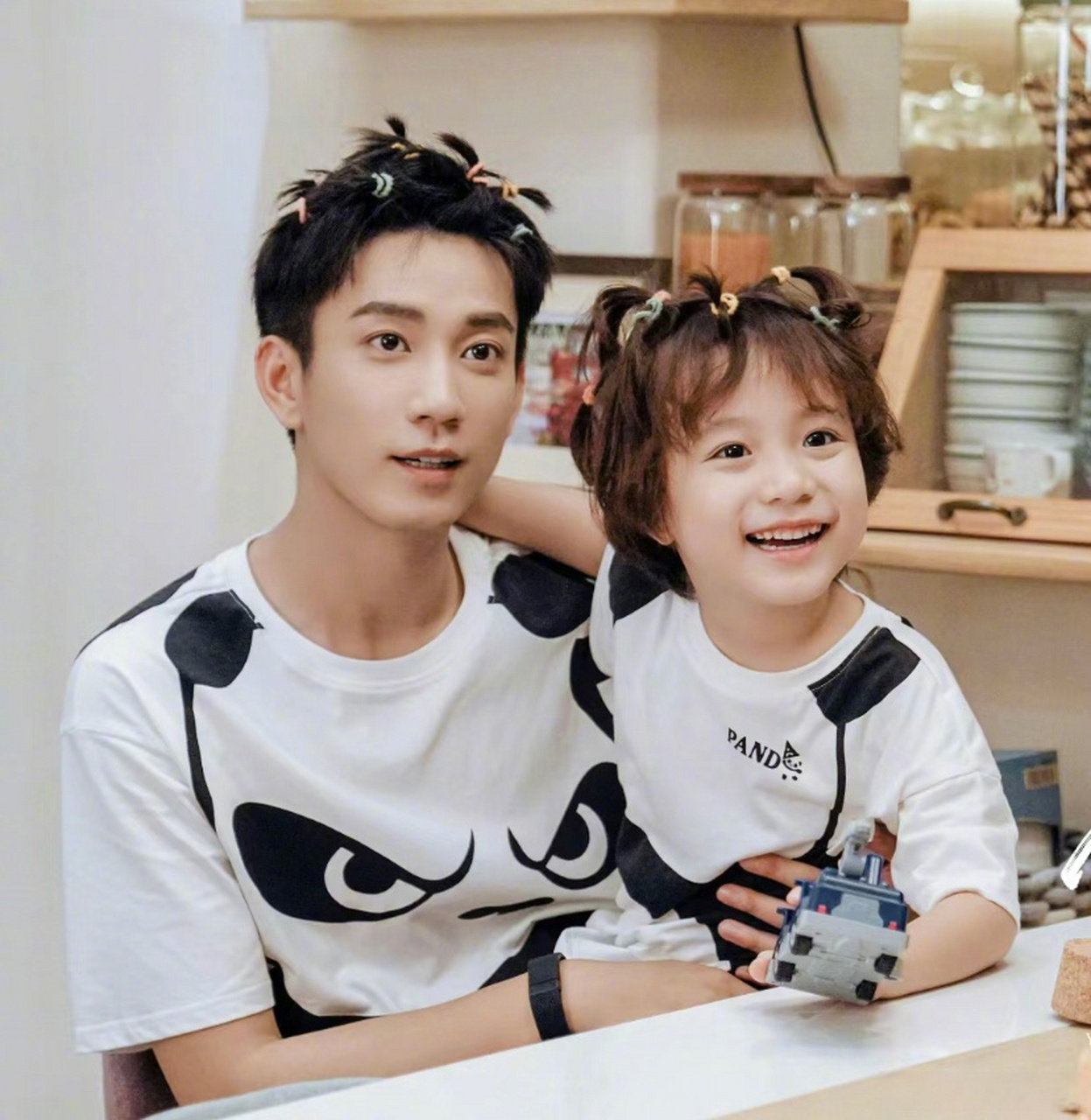 冷知识又增加了:王俊凯和王子奇竟然是北电同班同学,然而他俩给人的