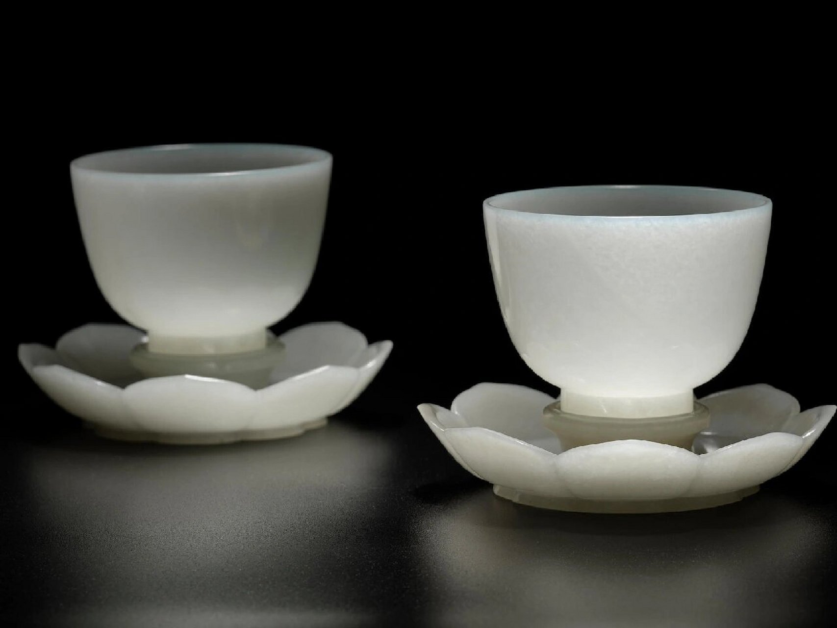 清乾隆 白玉茶杯连莲式盏托一对 白玉质,圆唇斜鼓腹收于圈足,圈足琢磨
