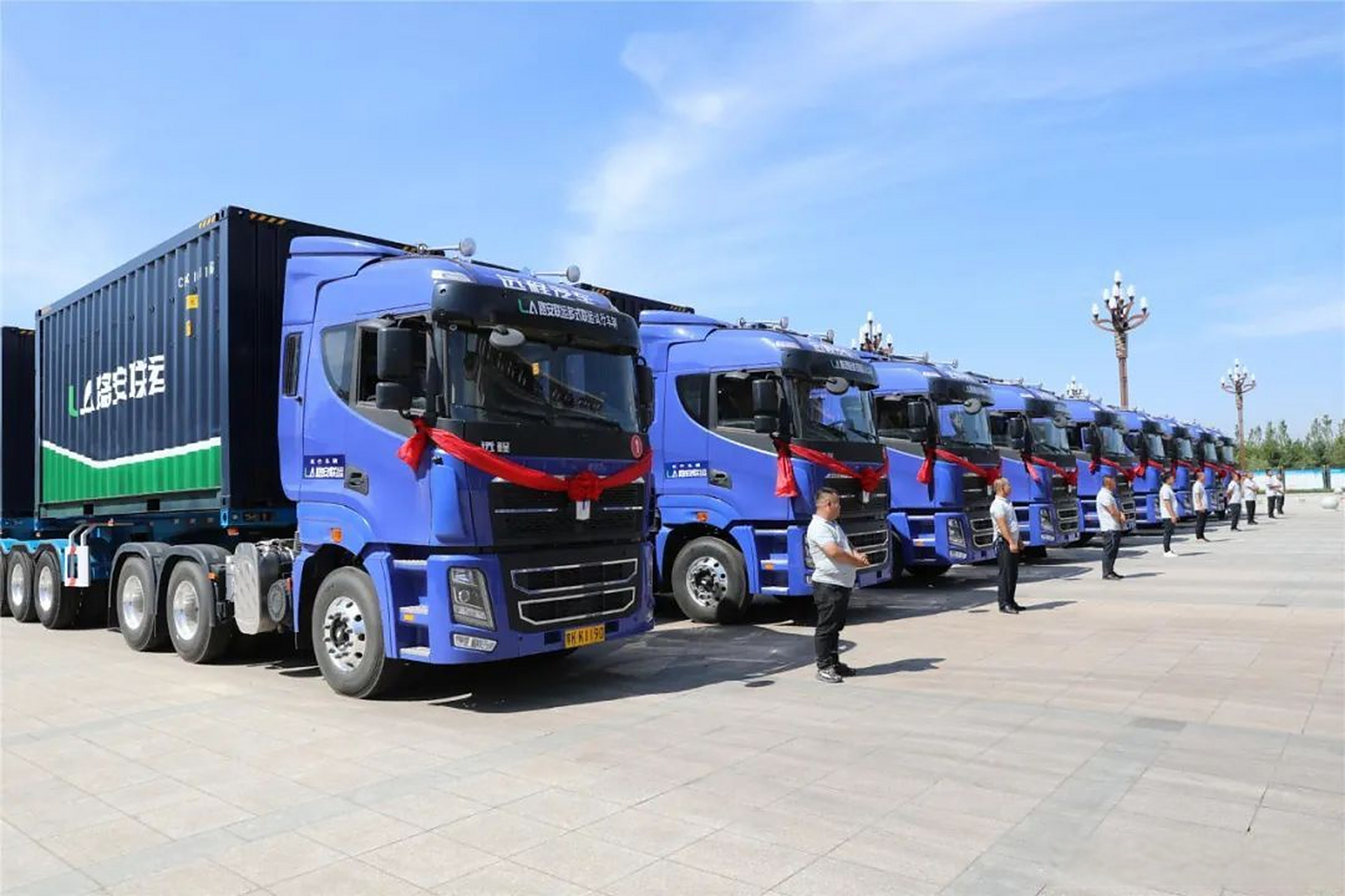 近日,全国首家多式联运双挂汽车列车先行先试项目在鄂尔多斯市达拉特