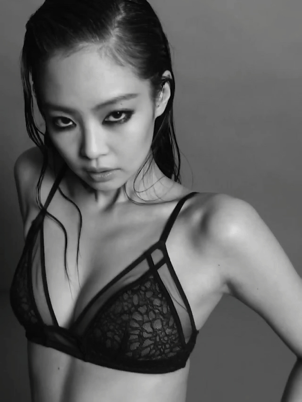 jennie真的死性不改,拍个内衣广告都这么擦