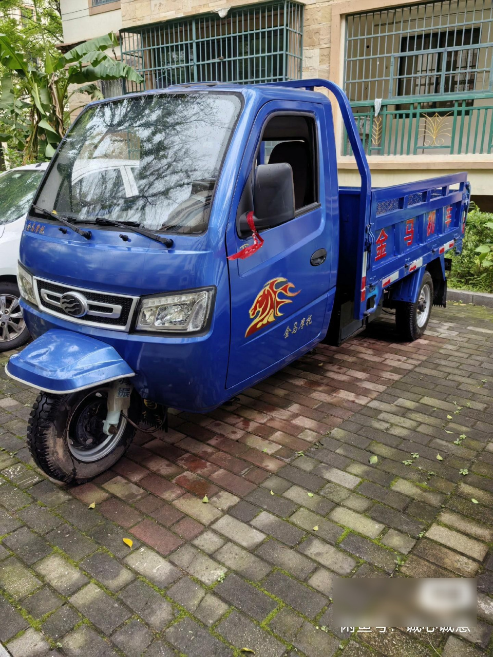 金马四缸三轮车,安全行驶1700多公里,全车原版原漆,有带翻斗,车箱长.