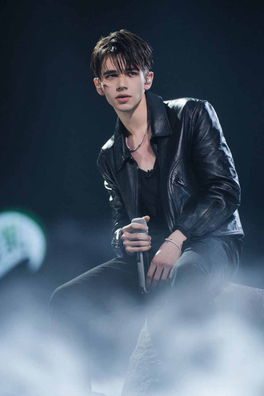 更惊讶的是庆怜现在表现力如此强,合作了这么多杂志