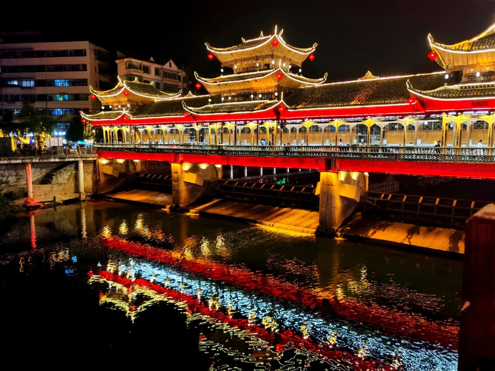 环游中国—贵州台江 台江的夜景可真漂亮 灯光闪烁在风雨桥上 人们在